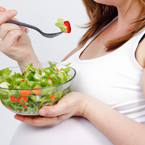 תמונה של אישה בהריון אוכלת סלט בריא עשיר בחומצה פולית